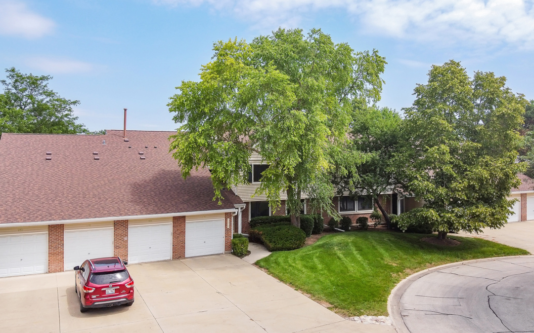 969 Pine Tree Circle, South Buffalo Grove