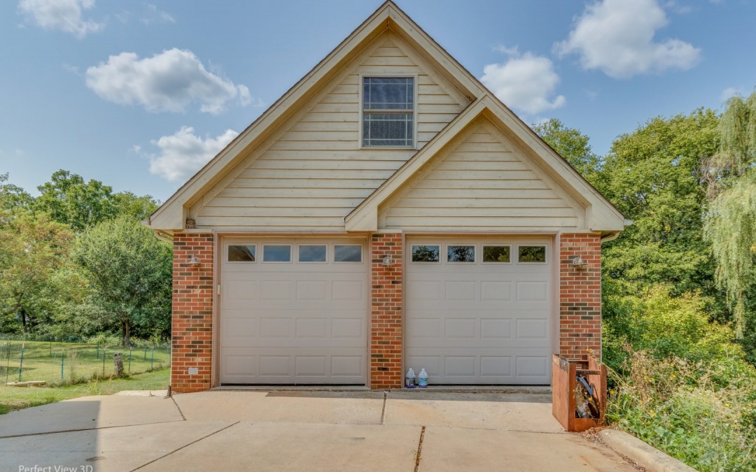 32 Ottawa Ct, Oswego – Garage