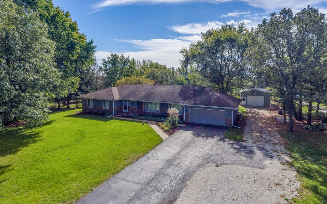 38W127 Rosewood Ln, Batavia